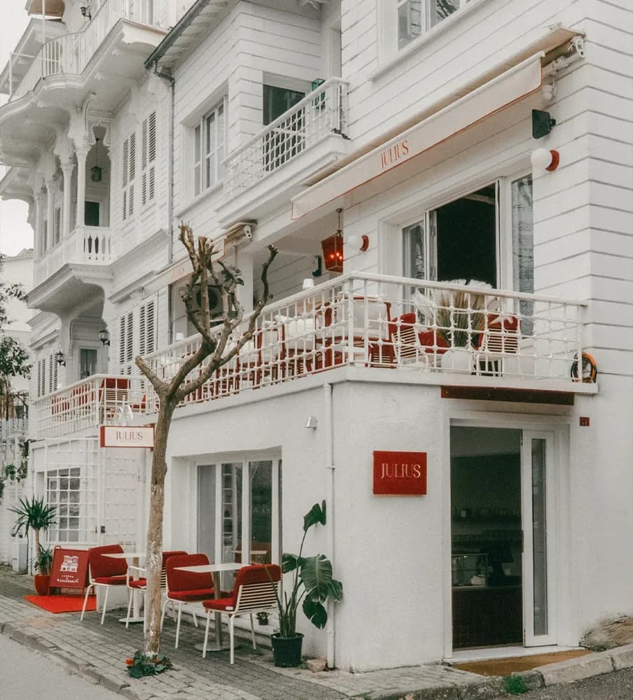 Julius Büyükada'da ada ritmini yansıtan iç mekân atmosferi