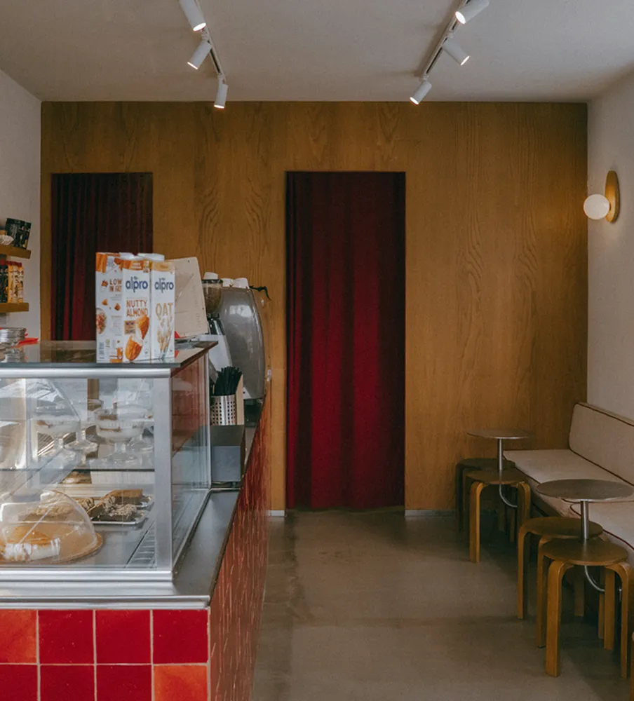 Julius Büyükada hazırlık ritmini gösteren bar ve mutfak atmosferi